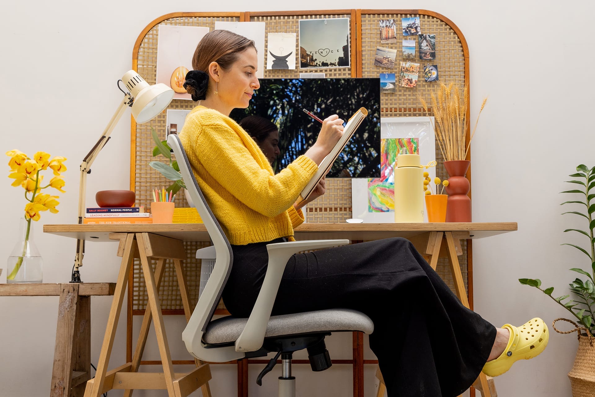Buro Navigator Gaming Chair male working