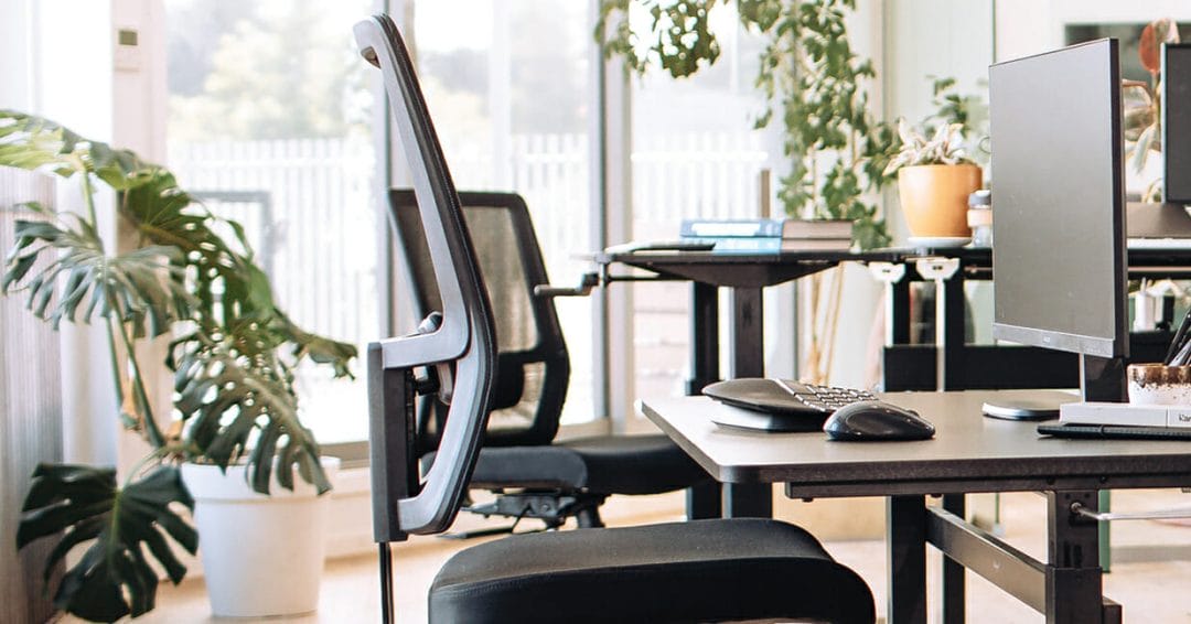 buro mantra with ergonomic desk accessories