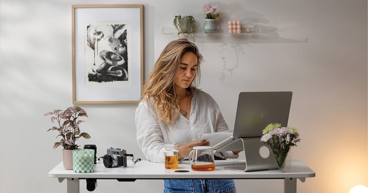 woman working at mondo lypta standing desk