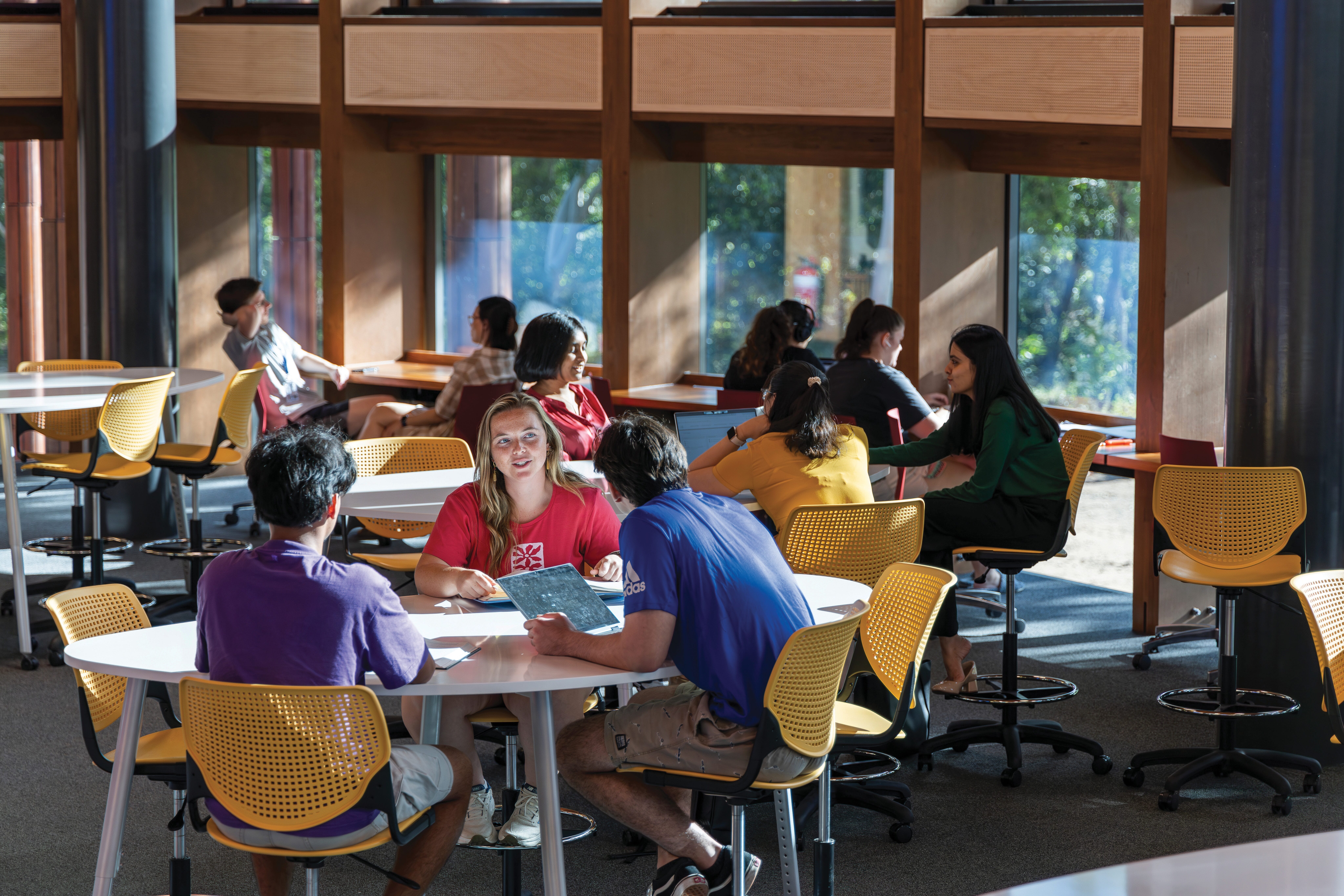 Konfurb Keen 5 Star Architectural_PE389_James Cook University_Case Study Scene_04_MR Buro Navigator Gaming Chair male working