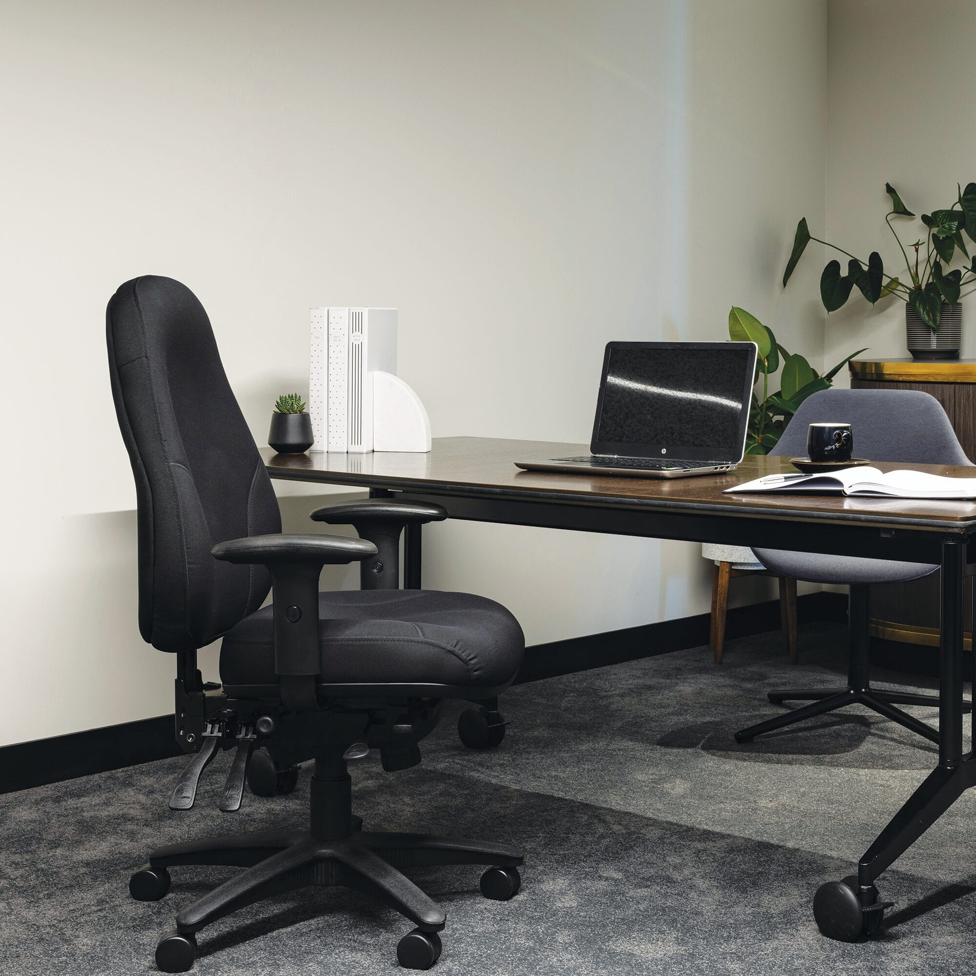 Buro Persona 247_128-63_Scene_Project Room_MR_Konfurb Orbit MB 4 Star_02 Buro Persona 247 Office Chair