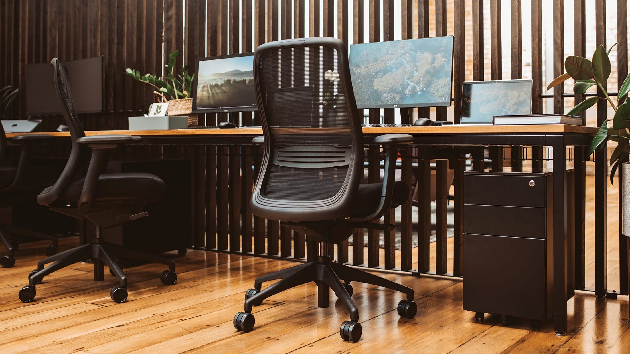 Konfurb Luna_Black_4DArms_KON150A-153_Office Scene_01_MR Konfurb Luna Office Furniture Solution